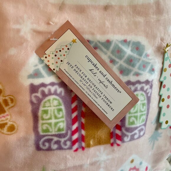 NEW Christmas Cupcakes & Cashmere Pink Faux Fur Gingerbread House Blanket - Picture 2 of 2